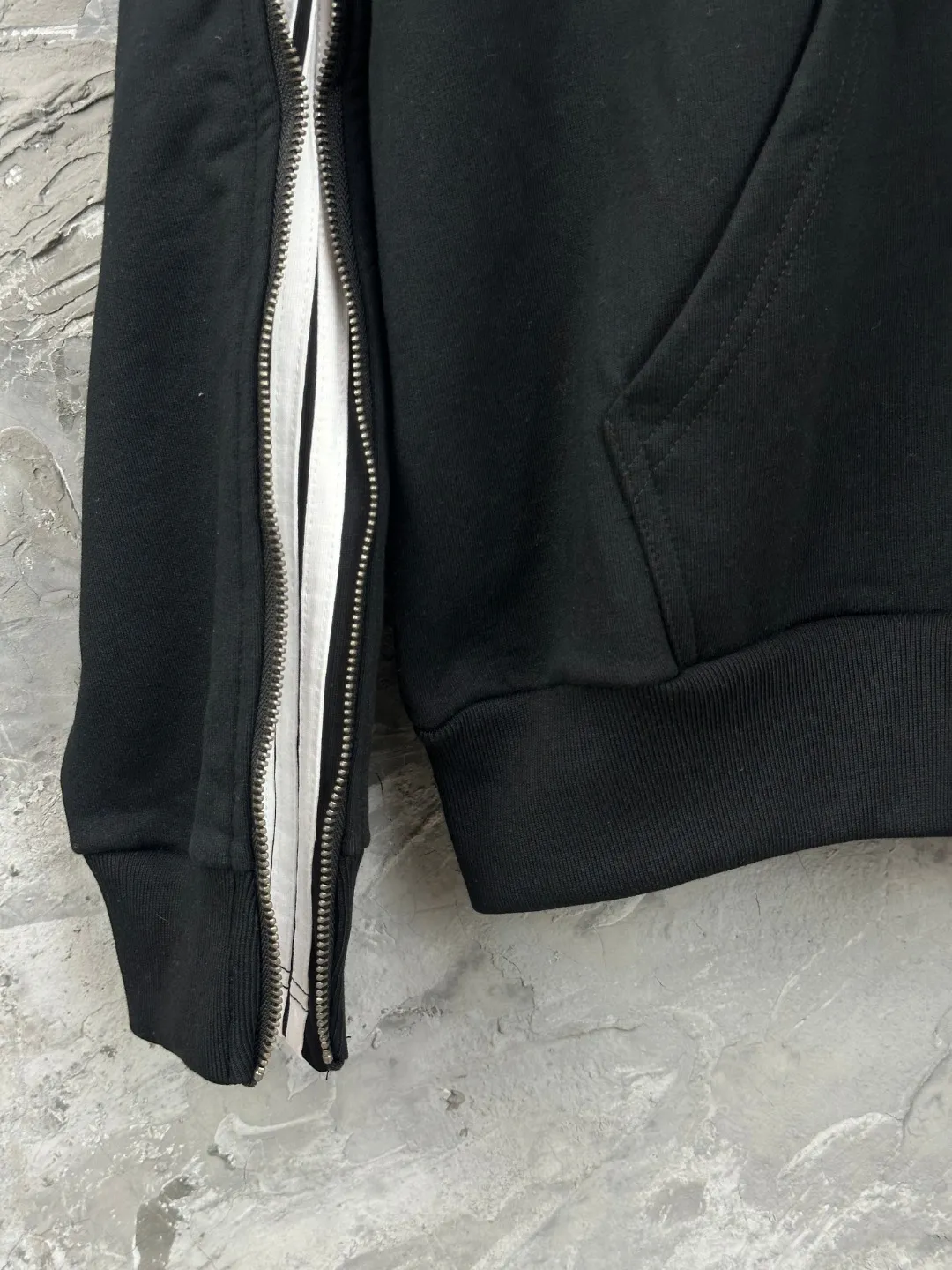 BALENCI*GA . . . . . . . 460g . Same Style -Color：Black -SIZE：Xs S M L 8992#